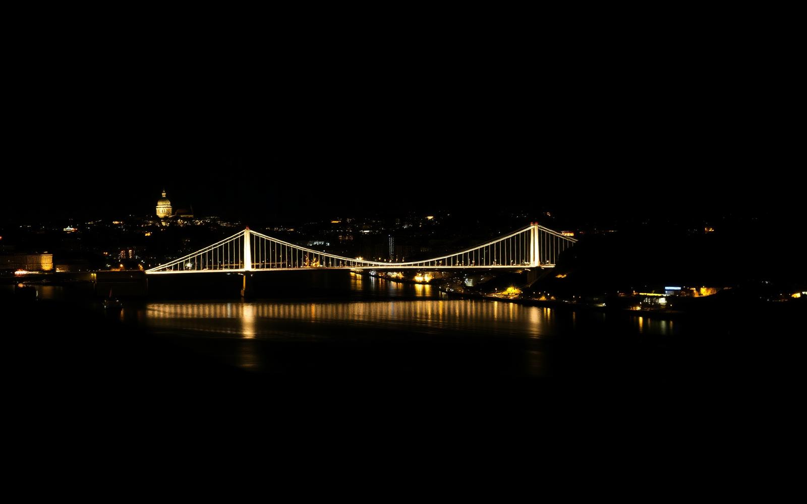 Skyline de Lisboa à noite com uma rede de dados sobreposta